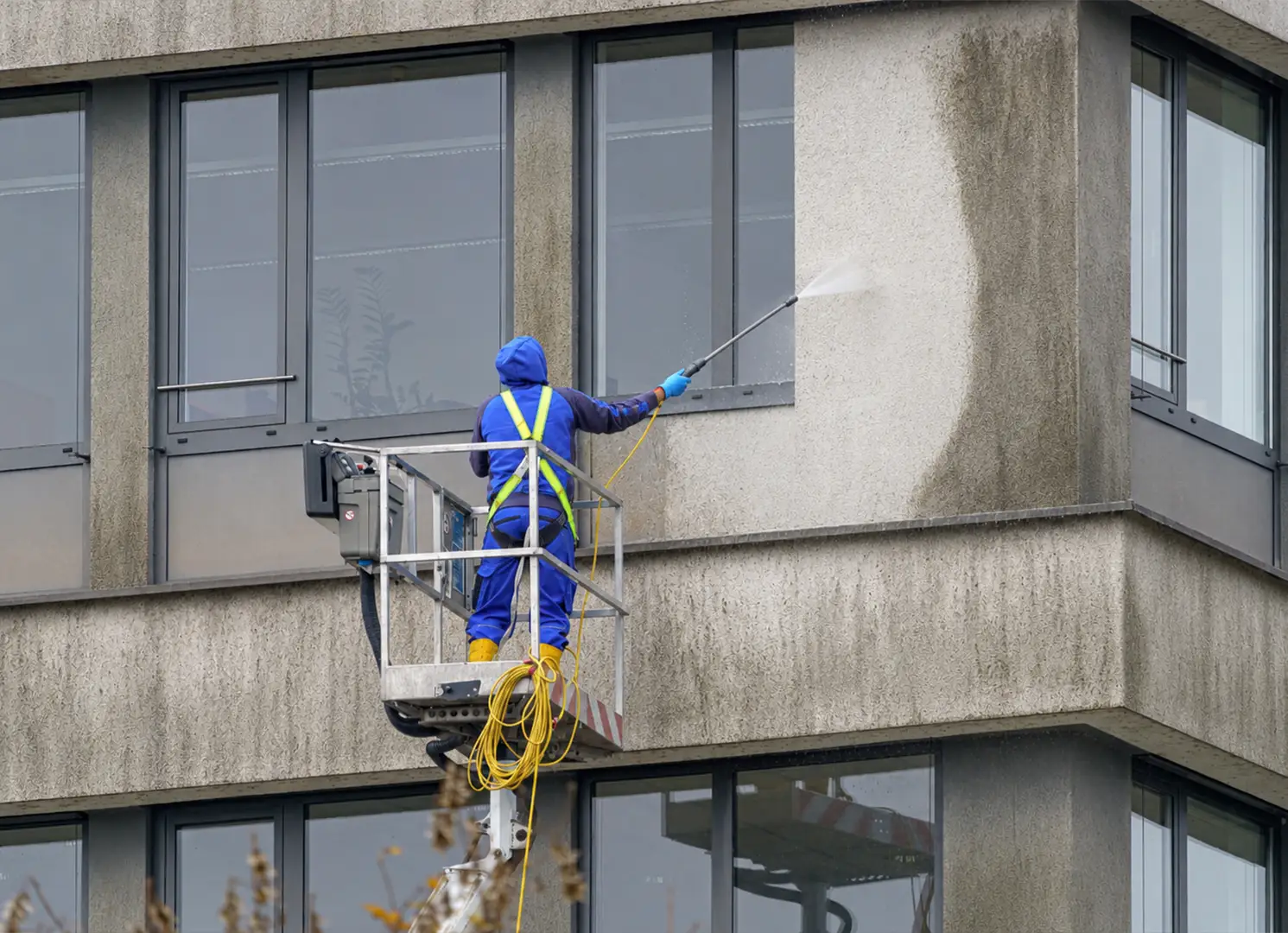 Fassadenreinigung in Wiesbaden – warum die Lage der Stadt das Problem verschärft